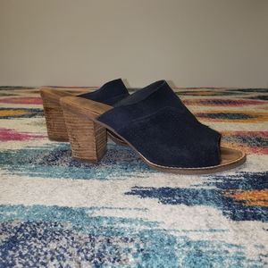 TOMS navy perforated mule